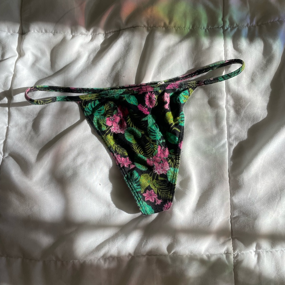 Victoria secret v string